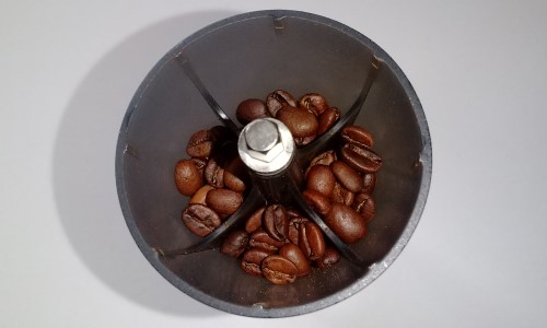 ミルに入れたブラックハニー豆の写真；ブラックハニー（レオンシオ農園）